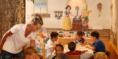 Familienhotel - Hallenbad - Oberbozen - Ritten - Unseren kleinen Gästen bieten wir im eigens für sie eingerichteten Speisesaal „7 Zwerge“ kindgerechte Speisen und die konstante Betreuung unserer Kinderbetreuer an. - Family Hotel Biancaneve