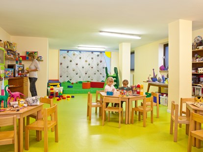 Familienhotel - Einzelzimmer mit Kinderbett - Wolkenstein in Gröden (BZ) - Betreuung und Animation - Family Hotel Gutenberg