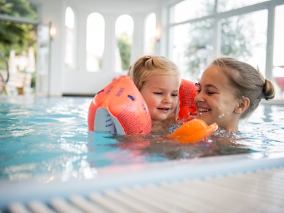Familienhotel - Schwimmkurse im Hotel - Welschnofen - Innenpool - Family Hotel Gutenberg
