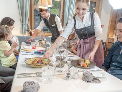 Familienhotel - Kinderbecken - Hochkrumbach - Kulinarische Genüsse auf Haubenniveau für die Erwachsenen - Gorfion Familotel Liechtenstein