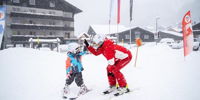 Familienhotel - St. Gallenkirch - Die Skischule startet direkt vor dem Hotel Gorfion - Gorfion Familotel Liechtenstein