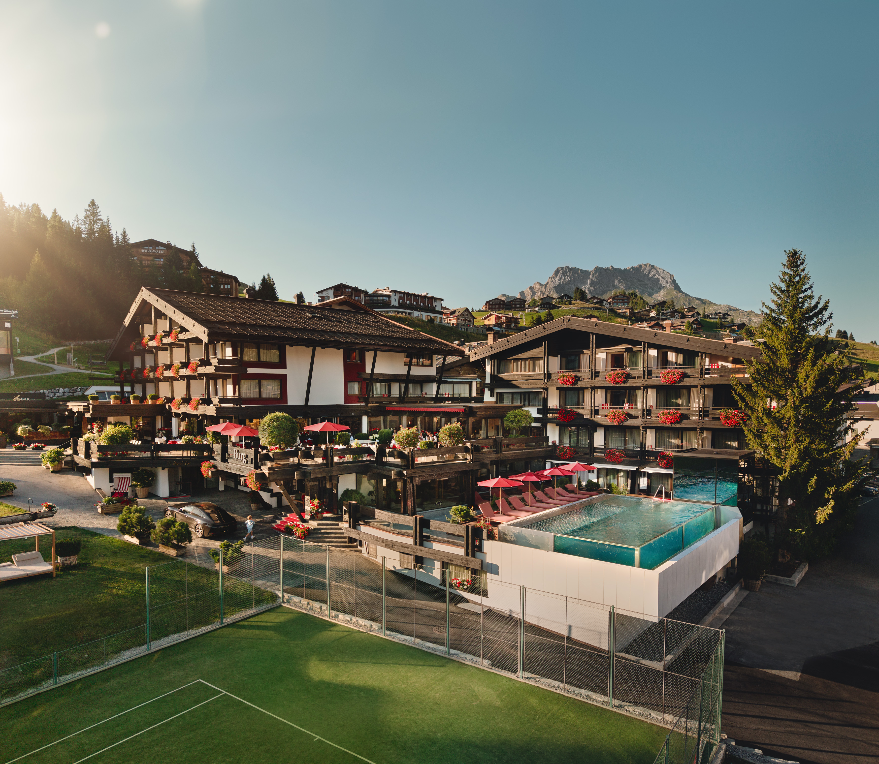 Kinderhotel: Burg Hotel Außenansicht Sommer - Burg Hotel Lech am Arlberg