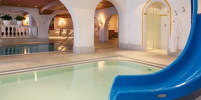 Familienhotel - Pools: Sportbecken - Röthenbach (Allgäu) - Kinderbecken mit Rutsche (für Kinder unter 12 Jahren, nur in Begleitung eines Erwachsenen) - Burg Hotel Oberlech