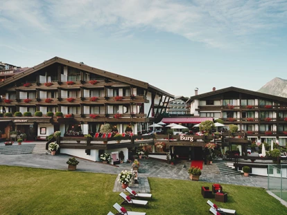 Familienhotel - Pools: Sportbecken - Hochkrumbach - Burg Hotel Oberlech im Sommer - Burg Hotel Oberlech