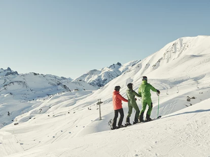 Familienhotel - Pools: Sportbecken - Hochkrumbach - Skigebiet ,,Ski Arlberg'' - das größte Skigebiet in Österreich - Burg Hotel Oberlech