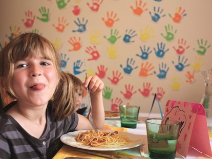 Familienhotel - Kinderbetreuung - Davos Wiesen - Betreute Kindermittag- und Abendessen.  - Familienhotel Mateera im Montafon