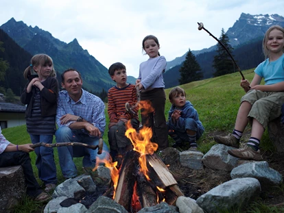 Familienhotel - Kinderbetreuung - Flims Waldhaus - Eltern-Kind-Erlebnisse in der Natur - Abenteuer-Pur - Familienhotel Mateera im Montafon