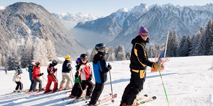 Familienhotel - Kinderbetreuung in Altersgruppen - PLZ 7078 (Schweiz) - Skikurse, Skiverleih, Ski-Concierge direkt über das Hotel buchbar - Familienhotel Lagant