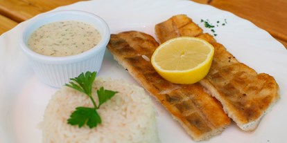 Familienhotel - Verpflegung: Frühstück - St. Walburgen - Gebratener Fisch mit Reis und Sauce Tatare - ***Erlebnisgasthof Moasterhaus