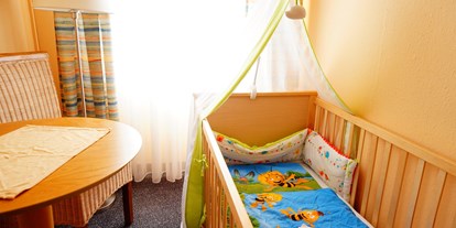 Familienhotel - Suiten mit extra Kinderzimmer - PLZ 18182 (Deutschland) - Kinderbett - Familienhotel am Tierpark