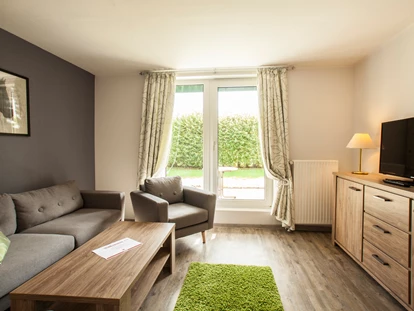 Familienhotel - Einzelzimmer mit Kinderbett - Nordsee - Wohnbereich im Appartement - Frieslandstern - Ferienhof und Hotel