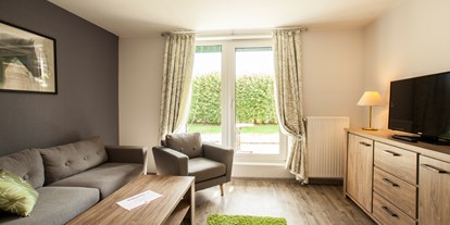 Familienhotel - Einzelzimmer mit Kinderbett - Deutschland - Wohnbereich im Appartement - Frieslandstern - Ferienhof und Hotel