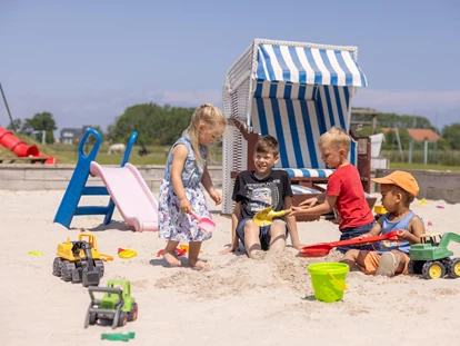 Familienhotel - Babysitterservice - Buddeln, matschen und bauen im Sandkasten - Frieslandstern - Ferienhof und Hotel