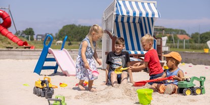 Familienhotel - Spielplatz - Nordsee - Buddeln, matschen und bauen im Sandkasten - Frieslandstern - Ferienhof und Hotel