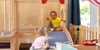Familienhotel - Einzelzimmer mit Kinderbett - Deutschland - Spielzimmer für die Kleinkinder - Frieslandstern - Ferienhof und Hotel
