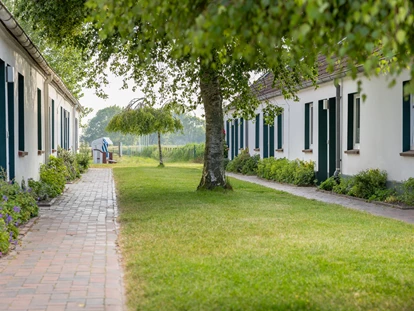 Familienhotel - Reitkurse - Nordsee - Familienappartements Außenansicht - Frieslandstern - Ferienhof und Hotel