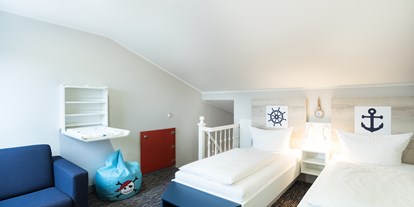 Familienhotel - Einzelzimmer mit Kinderbett - Deutschland - Familienappatement Typ B [Kinderzimmer oben] - Hotel Deichkrone - Familotel Nordsee