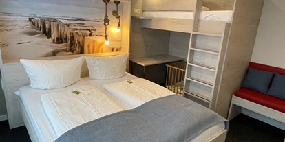 Familienhotel - Einzelzimmer mit Kinderbett - Deutschland - Hotel Deichkrone - Familotel Nordsee