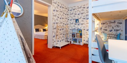 Familienhotel - Einzelzimmer mit Kinderbett - Plau am See - Kinderzimmer "Familiensuite" - Familotel Borchard's Rookhus