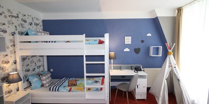 Familienhotel - Einzelzimmer mit Kinderbett - Deutschland - Beispiel Kinderzimmer "Familiensuite" - Familotel Borchard's Rookhus