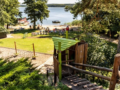 Familienhotel - Vorpommern - Badesee mit Sandstrand, Liegewiese & Schwimmtrampolin - Familotel Borchard's Rookhus