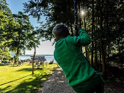 Familienhotel - Spielplatz - Basedow (Mecklenburgische Seenplatte) - Mit der Seilrutsche der Sonne entgegen fliegen. - Familotel Borchard's Rookhus