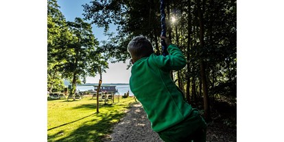 Familienhotel - Kinderbecken - Mirow - Mit der Seilrutsche der Sonne entgegen fliegen. - Familotel Borchard's Rookhus