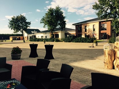Familienhotel - Spielplatz - Terrasse  - Gut Landegge Familotel Emsland
