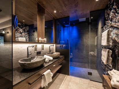 Familienhotel - Skilift - Großarl - Wohnkomfort- Doppelzimmer "Baumtraum" - Badezimmer - Good Life Resort die Riederalm ****S