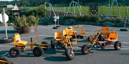 Familienhotel - Spielplatz - Oberndorf in Tirol - Kinder-Verkehrspark mit Catcars und Moon-Harleys - Good Life Resort die Riederalm ****S