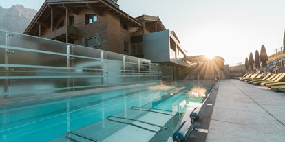 Familienhotel - Pools: Innenpool - Jochberg (Jochberg) - 20m langer Sport-Outdoor Pool in den "Pinzgauer Wasserfestspielen" - Good Life Resort die Riederalm ****S