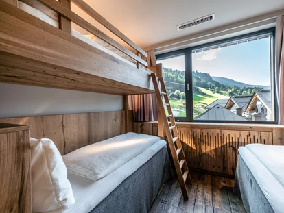Familienhotel - Skilift - Kirchdorf in Tirol - Kinderzimmer in der "Family Suite Deluxe Leogang" - Good Life Resort die Riederalm ****S