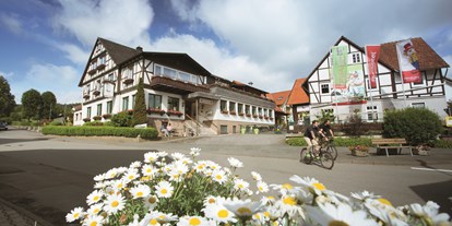 Familienhotel - Einzelzimmer mit Kinderbett - Deutschland - Familotel Ottonenhof  - Familotel Ottonenhof - Die Ferienhofanlage im Sauerland