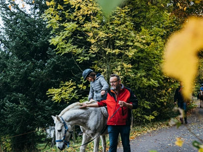 Familienhotel - Ponyreiten - Deutschland - Pony - Wanderritt - Familotel Ottonenhof - Die Ferienhofanlage im Sauerland