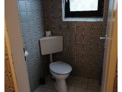 Familienhotel - Spielplatz - Deutschland - Toilette vom Kinderbereich  - Familotel Ottonenhof - Die Ferienhofanlage im Sauerland