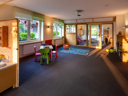 Familienhotel - Babyphone - Schmallenberg - Großzügiger Spielbereich/ Kinderbetreuung - Familotel Ottonenhof - Die Ferienhofanlage im Sauerland