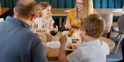 Familienhotel - Babyphone - Hessen - Familientisch - gemeinsam könnt ihr in unseren gemütlichen Stuben eure Mahlzeiten genießen  - Familotel Ottonenhof - Die Ferienhofanlage im Sauerland