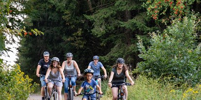 Familienhotel - Umgebungsschwerpunkt: Berg - Deutschland - Fahrradtour - ob alleine oder mit der ganzen Familie, mit dem Fahrrad lässt sich die Gegend super erkunden - Familotel Ottonenhof - Die Ferienhofanlage im Sauerland