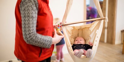 Familienhotel - Kinderbetreuung in Altersgruppen - Schmallenberg - In der neuen Babylounge fühlen sich eure Kleinsten wohl! - Familienhotel Ebbinghof