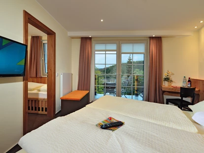 Familienhotel - Schmallenberg - Blick vom Bett ins Bergenland! Diese Familienzimmer ist ideal für Eltern mit einem Kind. - Familienhotel Ebbinghof