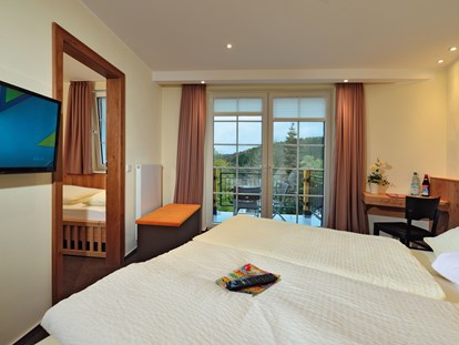 Familienhotel - Sauna - Eslohe - Blick vom Bett ins Bergenland! Diese Familienzimmer ist ideal für Eltern mit einem Kind. - Familienhotel Ebbinghof