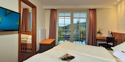 Familienhotel - Blick vom Bett ins Bergenland! Diese Familienzimmer ist ideal für Eltern mit einem Kind. - Familienhotel Ebbinghof