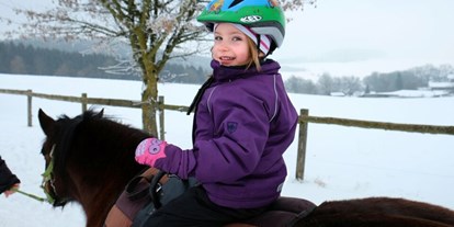 Familienhotel - WLAN - Beliebtes Wanderreiten: Kinder reiten – Eltern führen das Pferd - Familienhotel Ebbinghof