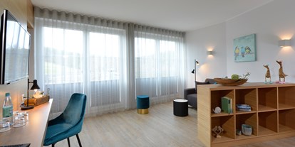 Familienhotel - Pools: Innenpool - geräumige, helle & moderne Familienappartements - Familienhotel Ebbinghof
