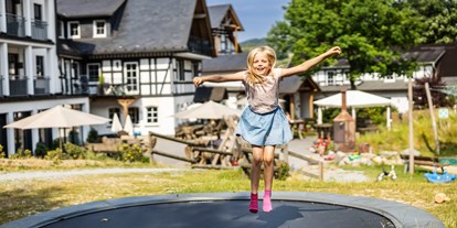 Familienhotel - Kinderbetreuung in Altersgruppen - Schmallenberg - Sieh mal, wie hoch ich springen kann! - Familienhotel Ebbinghof