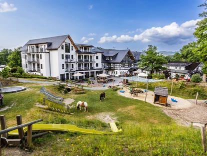 Familienhotel - Sauna - Deutschland - Saftige Wiesen, glückliche Pferde, ansteckendes Kinderlachen – Das ist der Sommer in Ebbinghof.  - Familienhotel Ebbinghof