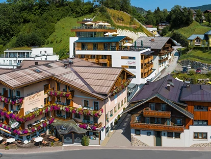 Familienhotel - Umgebungsschwerpunkt: Berg - Unterkremsbrücke - Außenansicht Sommer - Familienhotel Wagrainerhof