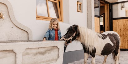 Familienhotel - Pools: Innenpool - PLZ 5552 (Österreich) - Bauernhof mit Pony und Pony reiten - Gut Berg Naturhotel
