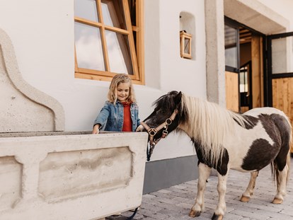 Familienhotel - Gosau - Bauernhof mit Pony und Pony reiten - Gut Berg Naturhotel
