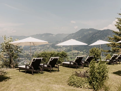 Familienhotel - Ponyreiten - Assach - Panorama Liegewiese zum Entspannen - Gut Berg Naturhotel